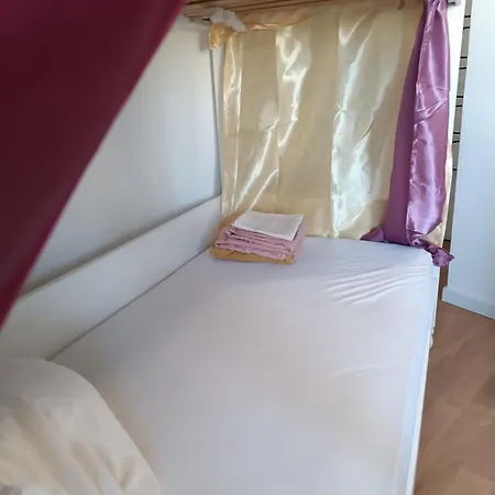 Homestay Sams Rooms - Solo Female Guest House *