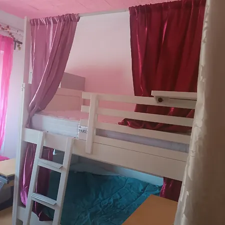 Sams Rooms - Solo Female Guest House